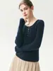 Nova coleção outono e inverno: suéter de tricô gola redonda com botões, cor sólida, caimento solto, silhueta slim, perfeito como camada base ou peça principal