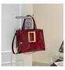 Bolsa Quadrada Pequena Estilo Hong Kong Retrô para Mulheres 2026 Nova Bolsa de Mão Transversal Estilo Coreano Bolsa de Ombro Texturizada Cor Pura de Inverno