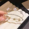 Exquisito Brazalete Abierto de Perlas de Circonita Ultra Brillantes Moda Temperamento Versátil Pulsera Lujo Ligero Sensación de Alta Gama Joyería de Mano para Mujeres Nicho