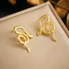 Accesorios personalizados de serpiente enrollada retro pendientes de animal rayado de acero inoxidable chapado en oro nicho lujo ligero no se decoloran transfronterizos para mujer