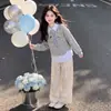 Conjunto moderno de dos piezas estilo coreano para niños mayores, con una sudadera de imitación de dos piezas con cuello y pantalones largos elegantes.