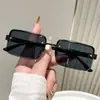 Óculos de sol quadrados estilo americano com meia armação e rebites de metal, lentes cinza escuro bloqueadoras de luz, modernos para selfies, óculos de proteção solar de nicho e versáteis