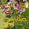 Lámpara solar de suelo con forma de mariposa y árbol de flores, ideal para patio, césped, ambiente festivo, decorativa, para exteriores, con ramas de flores artificiales.