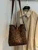 Bolso de Gamuza de Gran Capacidad para el Viaje Diario de Mujer 2026 Nuevo Estilo Minimalista de Verano Bolso Cruzado al Hombro Tipo Cubo