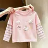 Camiseta infantil de gola redonda, estilo moderno color-blocking, com manga listrada tridimensional de gato de desenho animado para meninas, blusa para bebês