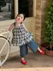 Estilo Novo de Verão 2026 Roupas Infantis Coreanas: Shorts Jeans Wide-Leg Sem Mangas com Alças de Babado e Estampa Xadrez Fresca para Meninas