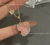 Colar Exclusivo V Gold com Pingente de Cabacinha Qilin Wulu Tamanho Médio Madrepérola Branca Ágata Vermelha Banhado a Ouro Rosa 18K Precisão CNC
