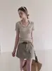 Camiseta feminina estilo francês, gola V, ombro normal, gola de lapela, manga curta, versátil para o verão, modeladora, chique, malha fina, camisa polo