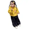 Colección de invierno 2026 para niñas estilo coreano: sudadera con capucha de forro polar de color amarillo, con estampado de estrellas lindo, y pantalones casuales con estampado de estrellas