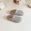 Chinelos fechados de malha estilo francês para mulheres, novos sapatos baixos de rede para o verão de 2026, sandálias de tira única vazadas de bico redondo