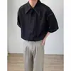 Camisa masculina preta de manga curta com colarinho cubano, estilo coreano de verão, corte solto, fluida, camisa estilosa e casual com um toque moderno