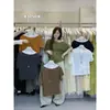 A Única Camiseta Vi+ de Verão Estilo Coreano Simples e Versátil de Manga Curta com um Design Único nos Ombros para Mulheres 83050 (com colar)