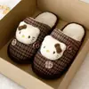 Chinelos de Algodão com Forro de Lã para Mulheres 2026 Novo Antiderrapante Fofo de Inverno Quente Gatinho de Pelúcia Sapatos Grossos para Maternidade Atacado