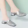 Chinelos de Couro Super Macio para Aumentar a Altura, Estilo Novo Primavera/Verão 2026, Tamancos Femininos Meio Cobertos com Trama Vazada