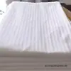 Lençóis de Cama Brancos com Listra Branca para Pousadas e Hotéis no Atacado Lençóis de Cama Brancos com Listra Branca para Banho de Beleza e Hospedagem Local Lençóis de Cama de Cetim Branco com Listra Branca Lençóis de Cama para Lojas de Massagem