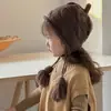 Chapéu de Lã para Bebê Chapéu Infantil Outono Inverno Novo Meninas Meninas Chapéu de Tricô com Proteção para Orelhas Trança Única Pom Pom Bola para Pendurar Chupeta Chapéu