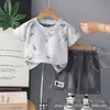 Conjunto de Duas Peças Verão para Meninos com Gola Redonda e Manga Curta 2026 Novo Estiloso Roupinha de Bebê Estilo Fino para Idades 1-3 Tendência