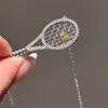 Acessório de Colar Moderno e Requintado com Raquete de Tênis e Pingente de Diamante Amarelo do Xiaohongshu