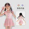 Traje de Banho Infantil Feliz Yuan para Meninas, Estilo Saia-Calça Peça Única com Volantes de Urso de Desenho Animado e Mangas Curtas, Roupa de Banho Anti-Exposição para Fontes Termais