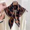 Pañuelo pequeño cuadrado de algodón y lino con estampado paisley en blanco y negro para mujer, adecuado para primavera, otoño e invierno, pañuelo para el cuello
