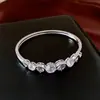 Estilo Europeu e Americano de Luxo Leve Pulseira Aberta Gota d'Água Design Simples de Temperamento para o Dia a Dia Pulseira de Mão Versátil de Nicho Atacado