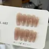 Manicure artesanal de novo estilo com acabamento latte, toque de luxo, cor nude, unhas postiças elegantes, unhas de pressão feitas à mão