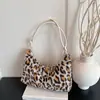 Bolsa de axila peluda em formato de crescente para mulheres, bolsa de mão de pelúcia da moda para outono e inverno, bolsa peluda versátil estilo coreano