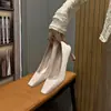 Nuevos zapatos de salón estilo francés en color champán, tacones de aguja cuadrados versátiles hechos de satén, cómodos para mujer, con un toque de alta gama