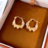 Giro GeométricoPendientes de aro redondos con patrón geométrico retorcido, lujo ligero y de alta gama, pendientes elegantes y minimalistas para mujer