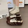 2026 Zapatos Casuales de Punta Redonda con Plataforma Nuevo Otoño Versátiles Zapatos de Entrenamiento Alemanes Gamuza Zapatos Retro Trendy para Mujer Zapatos Zapatos Deportivos Nicho