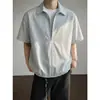 Camisa de Rayas Verticales con Cuello en V Falsa de Dos Piezas para Hombre, Camisa de Verano con Manga de Dobladillo Elástico, Top de Tendencia de Estilo Coreano de Gama Alta para Hombre