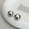 Brincos de Design de Bola Redonda Brilhante de Nicho da Moda, Luxo Leve, High-End, Versáteis e Personalizados, Brincos Banhados a Ouro Real para Mulheres