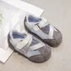 Tênis Infantil Jardim de Infância 2025 Outono Novo Estilo Meninas Antiderrapante Solado Macio Versão Estudantil Meninos Sapatos Planos Simples