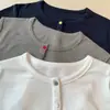 Refrescante y versátil, suave, amigable con la piel, transpirable y compacto, este T-shirt de cuello Henley presenta un sutil bordado de pájaro y un diseño ligeramente ajustado