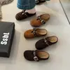 Sandalias tipo mule de suela gruesa estilo coreano para mujer, colección otoño/invierno 2026, adecuadas tanto para interiores como para exteriores, con detalle de hebilla y tacón oculto