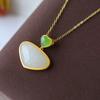 Colgante chino de plata de ley S925 para mujer, con piedra blanca natural y adorno de piedra verde, joyería moderna y sencilla.