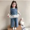 Conjunto de Crochê para Meninas Primavera e Outono 2026 Novo Estiloso Conjunto de Roupas de Primavera Infantil para Meninas, Conjunto de Três Peças com Colete Jeans