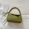 Bolso tejido de diseño de nicho de verano para mujer, nuevo modelo 2026, versátil para el trabajo, bolso de un solo hombro para llevar debajo del brazo, bolso de mano pequeño para salir