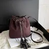 Bolsa transversal plissada da moda estilosa de comércio exterior para mulheres outono retrô simples temperamento casual versátil bolsa de ombro única tipo balde