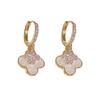 Pendientes con hebilla de oreja de flor de cuatro hojas con microincrustaciones de circonita roja, diseño combinable con todo, de alta calidad para mujer, venta al por mayor