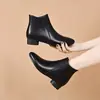 Novas botas curtas da moda outono e inverno de 2026, versáteis, de bico fino, confortáveis, com solas macias, de sola plana, botins estilosos e botas de algodão forradas com fleece para mulheres