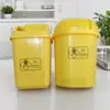 Cubo afilado amarillo cubo para bastoncillos de algodón cubo redondo tapa de empujar y agitar Mini pequeño cubo de basura médica de escritorio cubo afilado