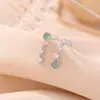 Brincos Assimétricos em Prata de Lei S925 Yiluyin com Jade Água Azul e Jade Verde, Apresentando um Design Prateado Levemente Luxuoso e Moderno