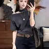 Diseño estilo europeo, cuello halter descubierto, camiseta de manga corta moderna y versátil para mujer, top casual elegante y estilizado