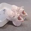 Zapatillas deportivas para niñas, diseño de malla, nueva colección primavera/otoño 2026, zapatillas gruesas para niños, transpirables y casuales para correr, estilo princesa para bebé