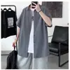 Camisa masculina de verão em seda gelada de manga curta, estilosa e fresca, top casual de corte solto com caimento fluido, estilo Hong Kong