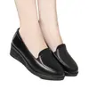 Nueva colección de otoño 2026 para mujer: Zapatos de cuero de suela gruesa, ligeros, elegantes y cómodos para mujeres de mediana edad, con suela suave y piel suave, perfectos para mamás