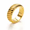 Anillo ancho de costilla de sarga retro de lujo ligero estilo europeo y americano, hecho de acero de titanio y acero inoxidable, versátil para el uso diario, adecuado para parejas