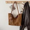 Bolsa de Mano de Terciopelo con Remaches de Estilo Relajado para Comercio Exterior, Bolso Popular de Otoño para Mujer, Moda Retro de Gama Alta, Bolso de Hombro Único