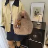 Bolsa Peluda Outono e Inverno Estilo Coreano Estilo Estrangeiro Bolsa de Pelúcia de Mão para Mulheres 2025 Nova Moda de Nicho Bolsa Saco de Balde Bolsa de Mão